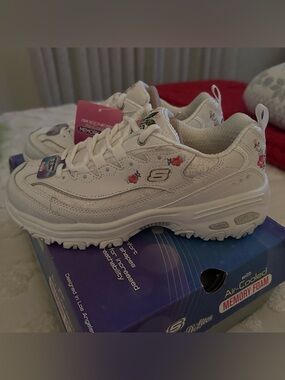 Skechers D’Lites Memory Foam - NEVER WORN!